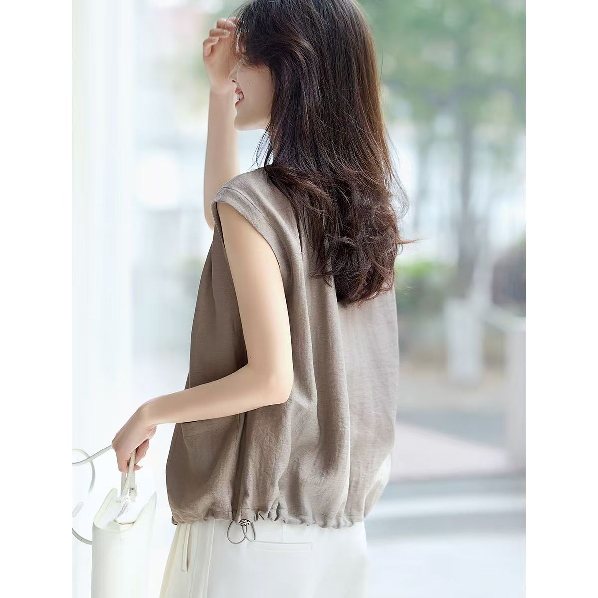 Relaxed-Fit Vest Outerwear - Simple, Breathable, Sleeveless & Versatile